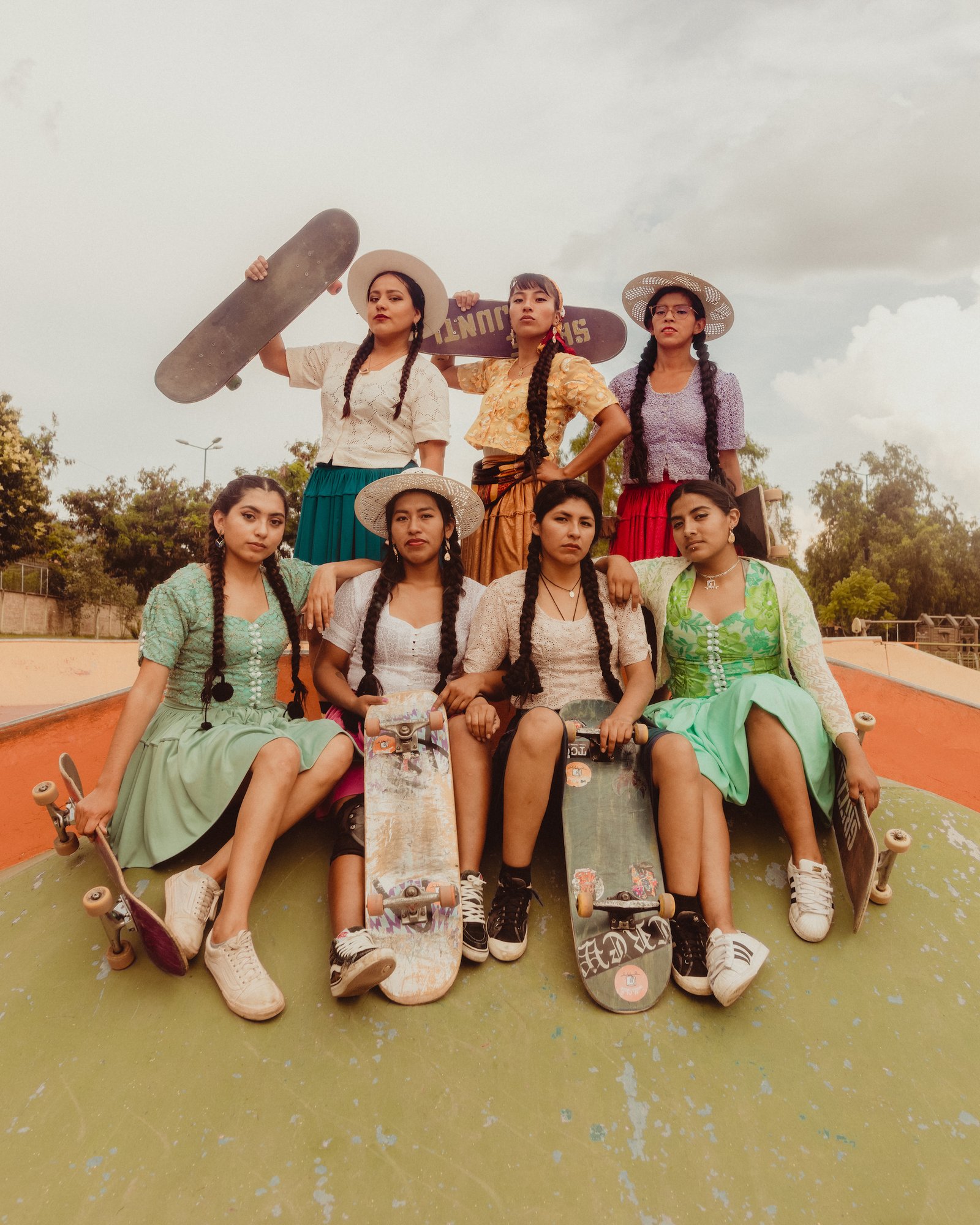 Braids and Bowlers: Indigenous Bolivian Women Skateboard in Style in Celia D. Luna’s Empowered Portraits — Colossal